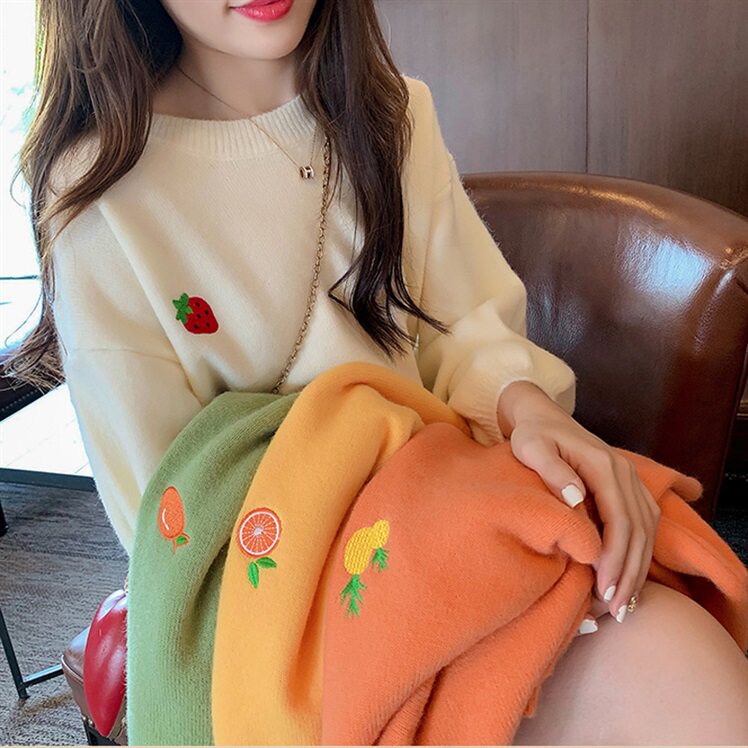เสื้อผ้าผู้หญิง 甜美水果刺绣针织衫秋季新款女长袖打底毛衣宽松韩版慵懒针织上衣  