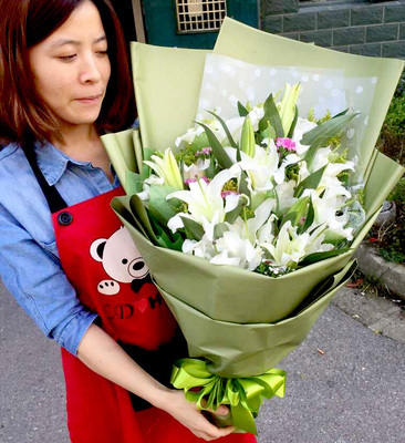 香水百合深圳鲜花速递生日南山福田宝安福永龙华龙岗同城花店送花