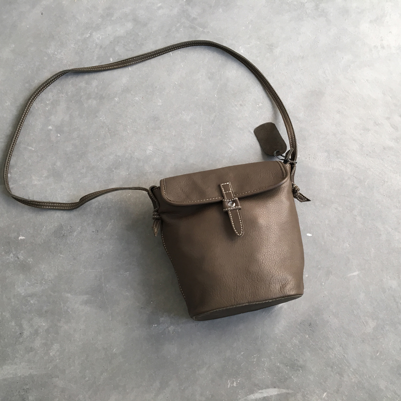 le nouveau chef de la couche de cuir de vachette croix oblique sac seau en cuir femme sac rétro théâtrale sen ligne féminine de cuir souple sac à bandoulière en cuir le nouveau chef de la couche de cuir de vachette croix oblique sac seau en cuir femme sac rétro théâtrale sen ligne féminine de cuir souple sac à bandoulière en cuir