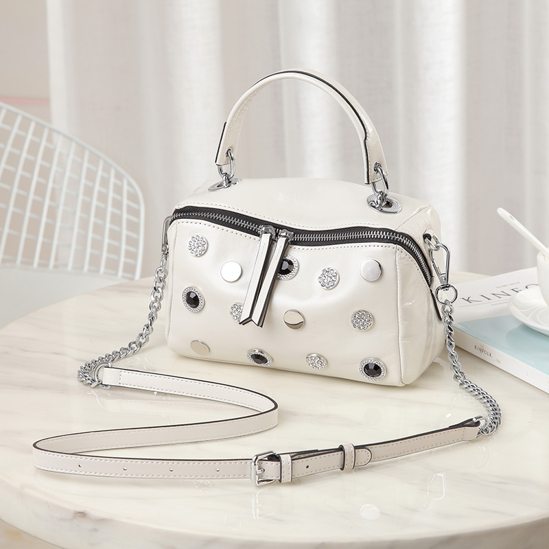 l'européen de la station de petit sac féminin 2019 nouvelle marée de mode de diamant de rivets mobile messenger sac en cuir femme sac de paquet d'oreiller l'européen de la station de petit sac féminin 2019 nouvelle marée de mode de diamant de rivets mobile messenger sac en cuir femme sac de paquet d'oreiller