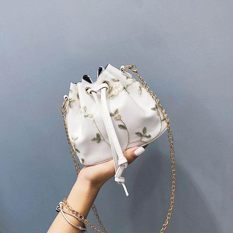 กระเป๋า 2020夏天上新小包包小韩版水桶包清新绣花百搭斜挎包链条单肩2020  