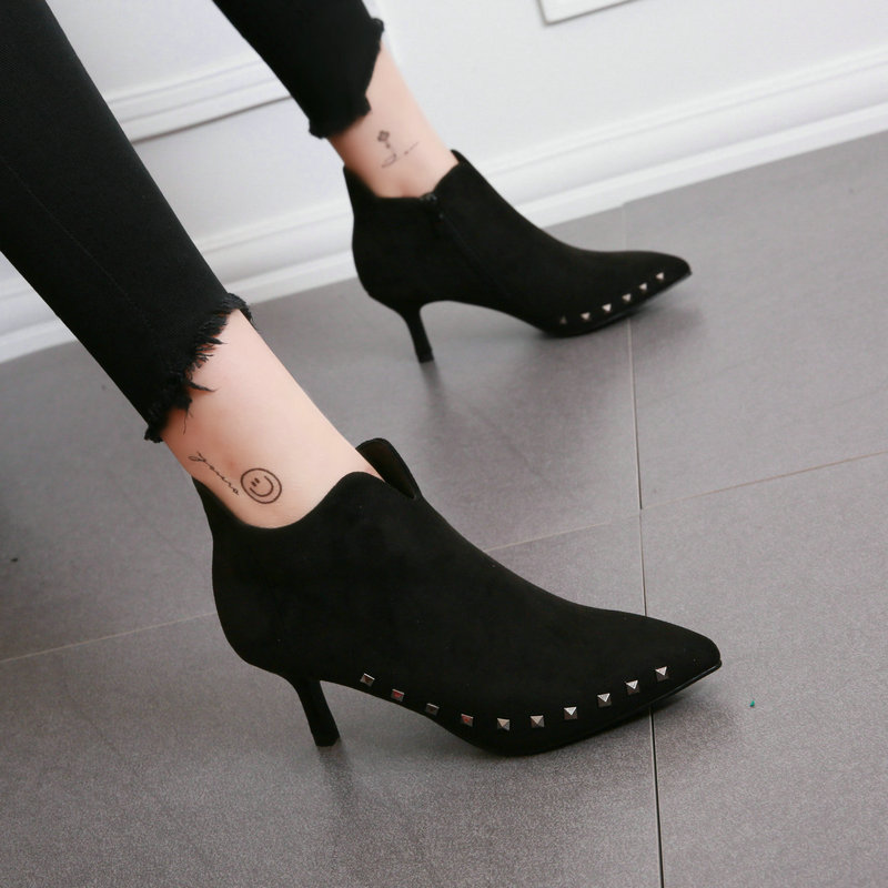 女靴秋鼕新款鉚釘細跟絨面尖頭馬丁靴側拉鏈顯瘦中跟短靴潮高跟鞋