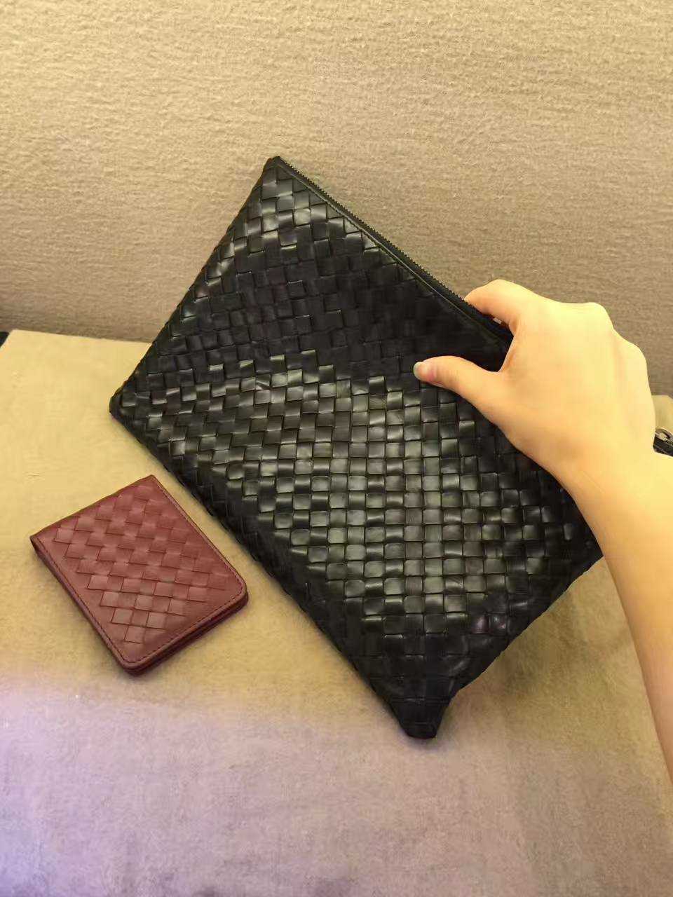 le bv de sac d'embrayage de la nouvelle marée de la mode des hommes, portefeuille de fermeture éclair d'embrayage sac à main tressé longue section de l'enveloppe du sac le bv de sac d'embrayage de la nouvelle marée de la mode des hommes, portefeuille de fermeture éclair d'embrayage sac à main tressé longue section de l'enveloppe du sac
