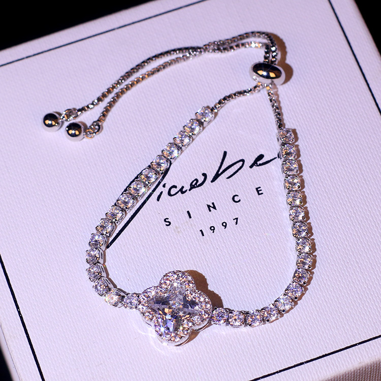 เครื่องประดับ สร้อยข้อมือ 韩国精致四叶草超闪微镶锆石抽拉手链女韩版时尚手环手镯饰品配饰  