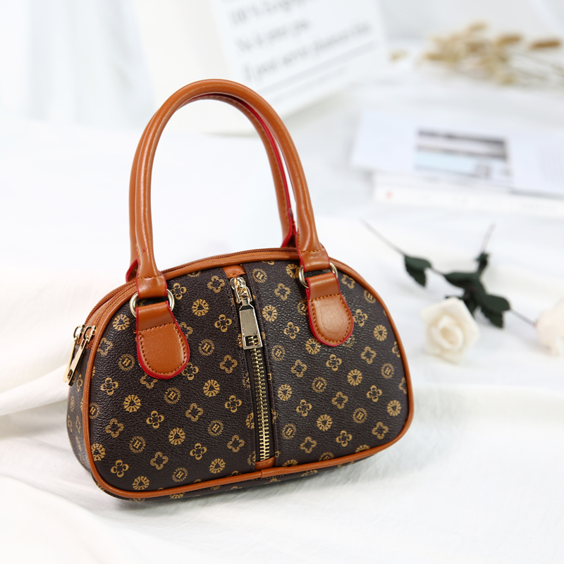 old middle-aged mom grocery shopping phone change clutch shoulin handbags elderly mini portable small bag