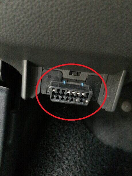 安装指导: 在驾驶室仪表盘下方找到如下图所示的obd接口,在不通