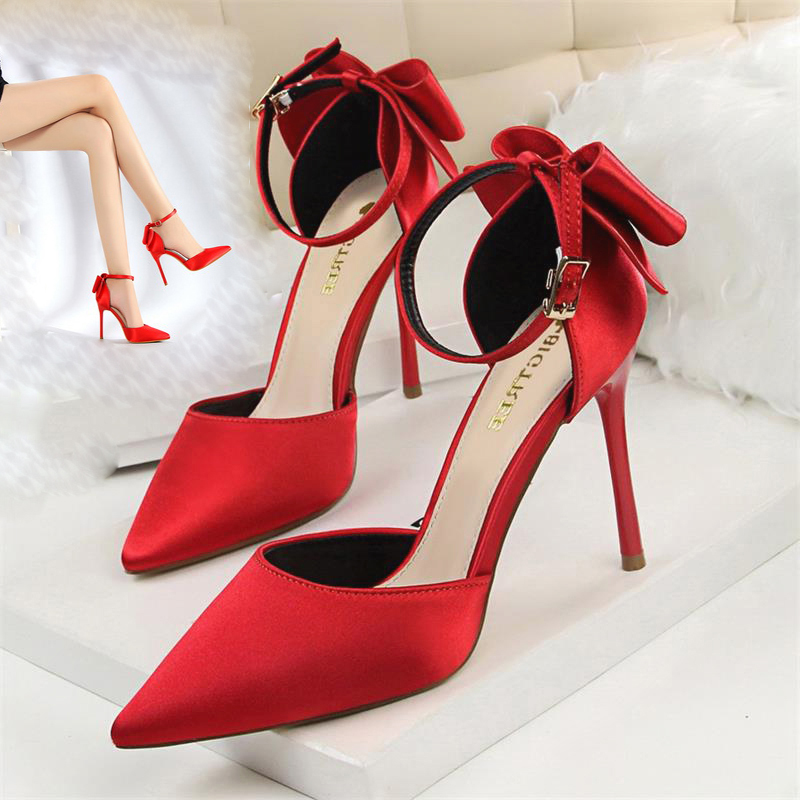 arc talons hauts peu profondes bouche fine avec un pointu chaussures en satin taille plus printemps été chaussures femmes rouge fendue creux-out sandales arc talons hauts peu profondes bouche fine avec un pointu chaussures en satin taille plus printemps été chaussures femmes rouge fendue creux-out sandales