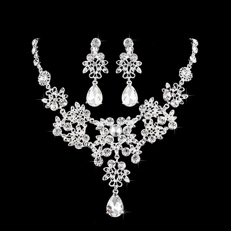 la mariée collier boucles d'oreilles deux pièces de costume de mariage atmosphère accessoires de robe de mariage tempérament de cristal de bijoux féminins de la corée. la mariée collier boucles d'oreilles deux pièces de costume de mariage atmosphère accessoires de robe de mariage tempérament de cristal de bijoux féminins de la corée.