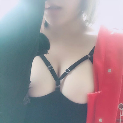 BIGFACE显胸大纯黑色性感肩带抹胸欧美风露脐小背心女大码打底T恤-淘宝网 BIGFACE显胸大纯黑色性感肩带抹胸欧美风露脐小背心女大码打底T恤-淘宝网