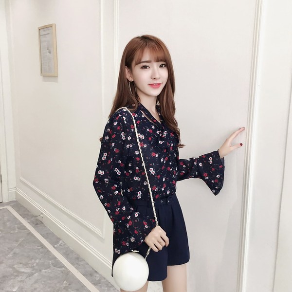 春装新款女装韩版系带蝴蝶结碎花上衣女宽松喇叭袖打底印花雪纺衫