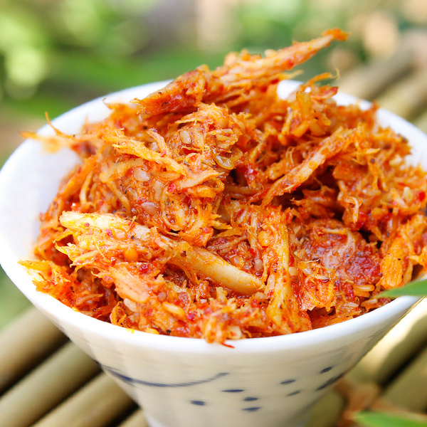 雲南傣旺牛板筋12g麻辣味特產零食香辣牛筋即食小包裝自拌辣條絲