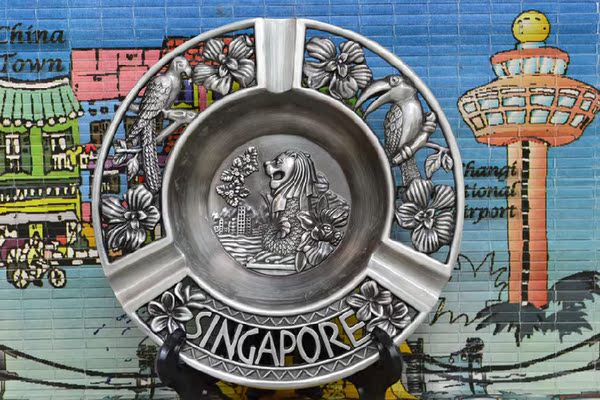 新加坡旅游纪念品工艺品 鱼尾狮高浮雕镂空盘烟缸两用 馈赠收藏