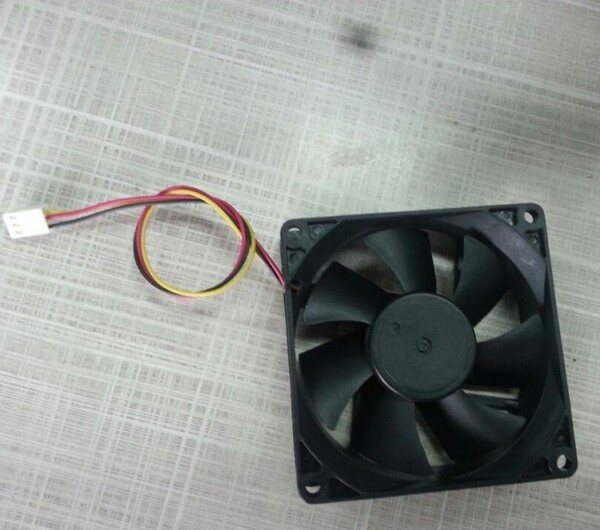 8cm机箱风扇 电源风扇 cpu风扇 黑色 3针接口 图片实拍