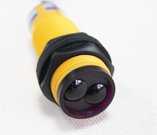 正品e3f3-ds50p2光电开关 pnp三线常闭 漫反射 m30