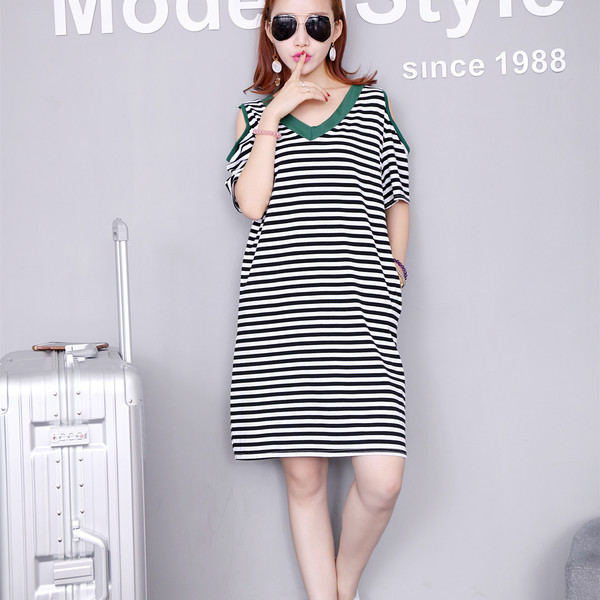 早春新款女装横条纹露肩中长款V领休闲宽松显瘦短袖打底连衣裙女