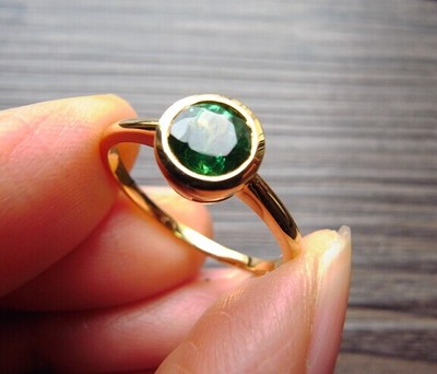 【寂寞五岁】经典包镶款 圆形沙弗莱镶18k黄金戒指