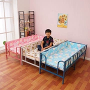 Hàng rào hộ gia đình phổ hàng rào màu hồng không gian di động trẻ em giường mẫu giáo đặc biệt giường gấp - Giường
