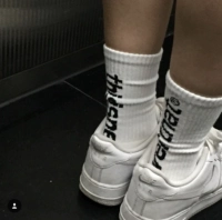 [Re コ ン h] такая корейская версия бренда Tide Pure Cotton Black and White 2 -Color Wervatile Китайские носки Мужчины и женщины