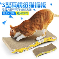 Кошка захватывает игрушечную игрушку для кошки, домашняя кошка подает гофрированные бумажные коткие когти кошки, кошачьи когти, кошки гнездо кошачья кровать