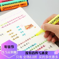 Японские студенты используют треугольные стержневые флуоресцентные ручки с твердым цветом.