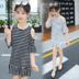 Trẻ em ăn mặc mùa hè 2018 mới của Hàn Quốc thời trang trẻ em ngắn tay phần dài bông màu đen và trắng sọc váy Váy