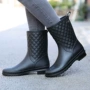 Giày đi mưa nữ 2018 mới thời trang kẻ sọc Giày cao su chống nước chống trượt thông thường Giày nữ trong nước ủng ủng đi mưa cao cổ