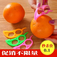 Открытое оранжевое устройство, чтобы разрезать апельсиновую кожу, очищающую фруктовые устройства, креативная кухня поставляет маленький артефакт артефакт