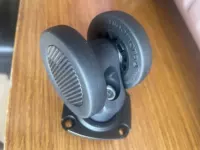 Инструмент доставки с двойным колесом с буквой