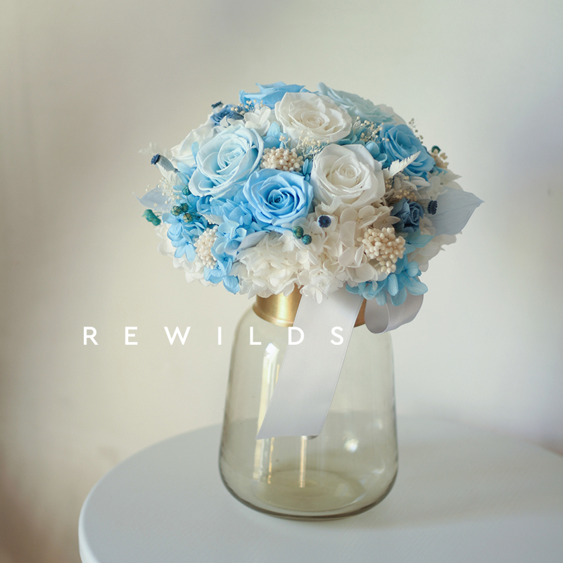 Light Blue & Bouquet + Copper Vasewathet Morandi senior Haze blue Immortality rose Bouquet hydrangea table decorate bride wedding Hand tied bouquet