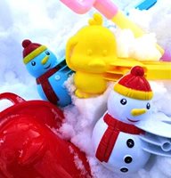 Снежок клипает детей, чтобы играть снежными инструментами, утки, утки, снежные артефакты Снежная лопата