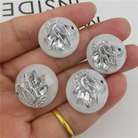 Белый серебряный лебедь