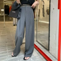 Серые полосатые брюки.