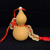 Красный китайский узел открывается около десяти сантиметров