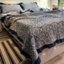 Giường đa chức năng bao gồm ba mảnh bộ bốn mùa có thể được che phủ bằng chăn mùa hè thanh lịch có thể được nhiều lớp sợi mùa hè mát mẻ là mỏng bomia drap trải giường