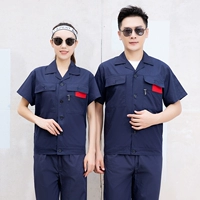 Темно-синяя пуговица на лацкане