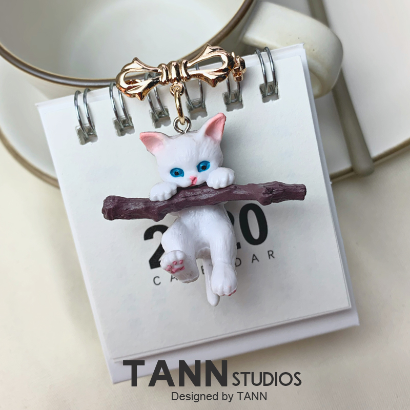 Blue Eyed Cat [Gift Box]lovely Japanese  Embrace branch Of Kitty three-dimensional Brooch 3D three-dimensional badge Badge clothes Light proof Pin Accessories