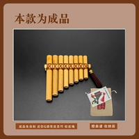 Принесение готового продукта и привязан к мини -глип -коричневой кожаной веревке