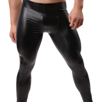 2016 Новые мужчины с трудной патентной кожей черной производительность эротические кожаные брюки фитнес -сцены