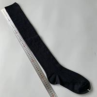 Черный поворот [голые носки на колене]