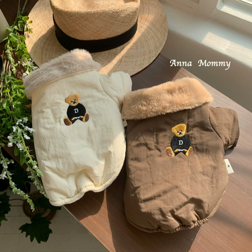 Домашний кошка и собака сгущенным меховым воротником осенью и зимним теплым хлопковым пальто