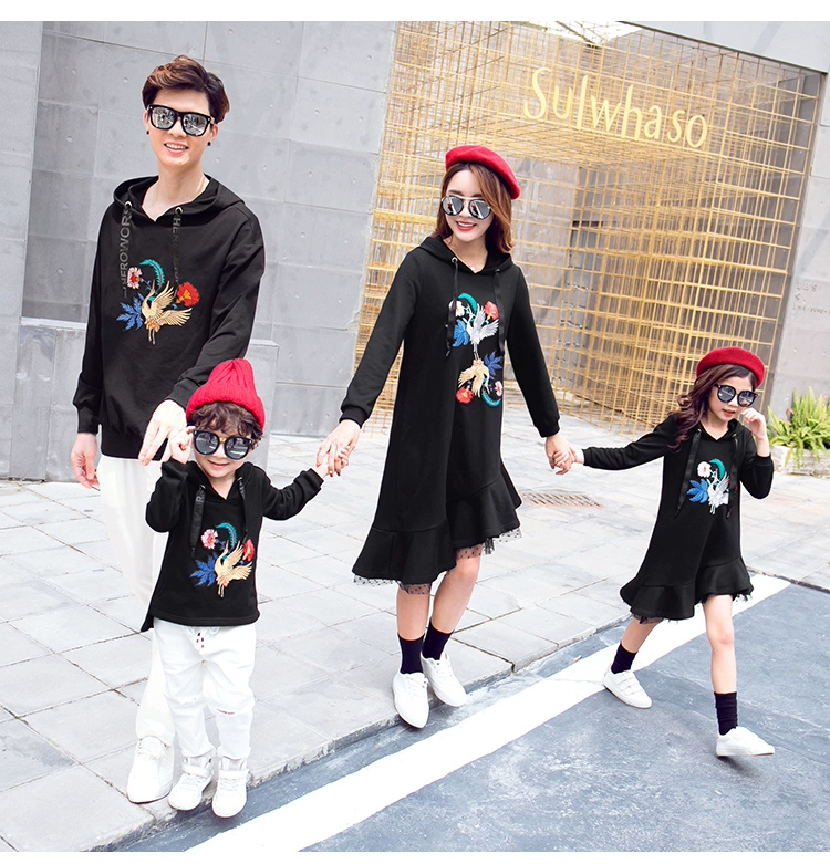 Áo dài cha mẹ con mùa xuân 2020 mới gia đình đầm mẹ và con gái đầm phiên bản Hàn Quốc của gia đình ba kiểu áo len thêu - Trang phục dành cho cha mẹ và con
