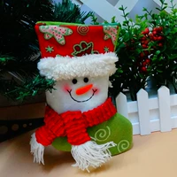 Красный и зеленый рождественский снеговик