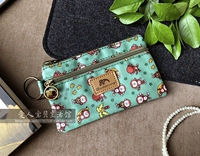 Маленькая обезьяна на траве