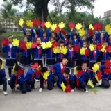 Детские руки, держащие танцевальные реквизиты La La La La La La La Teams, церемония открытия команды Properra, командная гимнастика