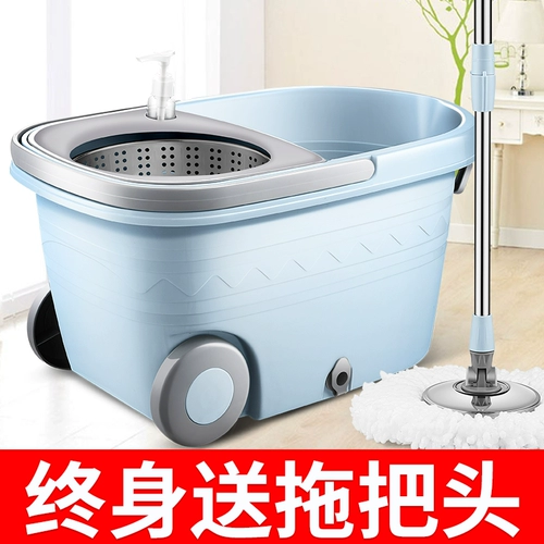 Голубой енот, вращающийся шваброй, домашняя швабла