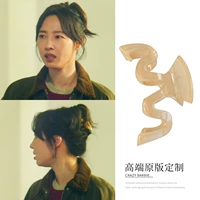 Желтые волосы схватывают