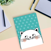 Маленькая белая кошка