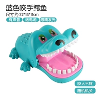 Темно -синий крокодил кусал пальцы