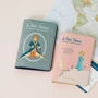 Hàn Quốc chính hãng 7321 minh họa thời trang hoàng tử nhỏ PU hộ chiếu du lịch cầm tay hộ chiếu ngắn gói tài liệu túi đựng giấy tờ đa năng