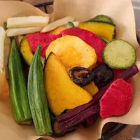 Комплексные разнообразные фрукты и овощные чипсы, смешанные с овощами, высушенными овощами и фруктами, сушеными овощами, грибами бамии, детской сетью красных закусок